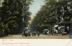 15627 Gezicht op Het Rond/Donkerelaan met rijen loofbomen te Zeist uit het zuidwesten; met vele personen, een ...